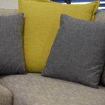 Υφάσματα επιπλώσεων σε γκρι και κίτρινους τόνους. Το ύφασμα του καναπέ έχει ύφανση ψαροκόκαλου.