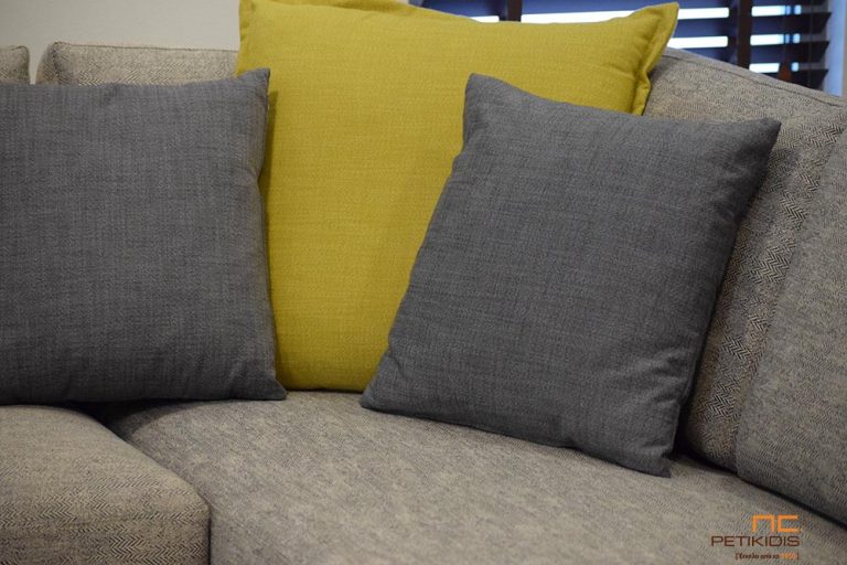 Υφάσματα επιπλώσεων σε γκρι και κίτρινους τόνους. Το ύφασμα του καναπέ έχει ύφανση ψαροκόκαλου.