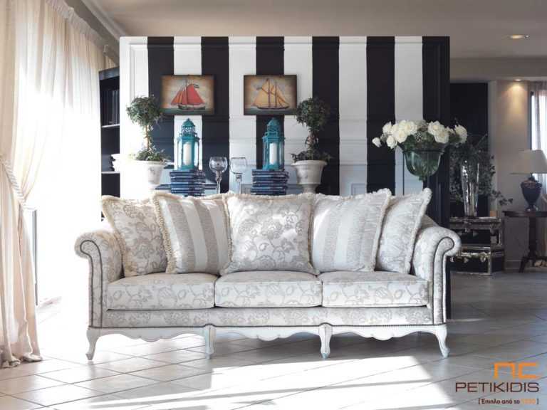 Σαλόνι Vivaldi σε κλασική γραμμή με μασίφ ξύλινη βάση σε λευκή πατίνα και χρυσές λεπτομέρειες. Διαθέτει πεταχτά μαξιλάρια στην πλάτη και καμπαρά στα μπράτσα. Το ύφασμα είναι σε εκρού αποχρώσεις με ρίγα και λουλούδι δίνοντας vintage αίσθηση.