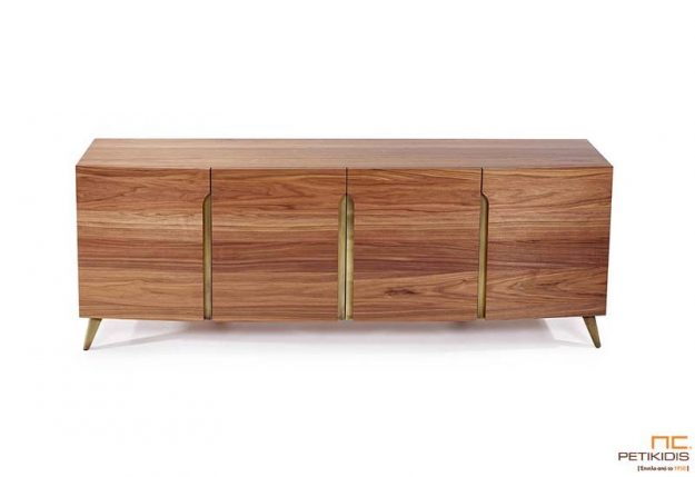 Μπουφές Dexter από ξύλο καρυδιάς με μεταλλικά μπρονζέ πόδια. Έχει ένα ελαφρώς οβάλ σχήμα και διαθέτει τέσσερα μεγάλα ντουλάπια.