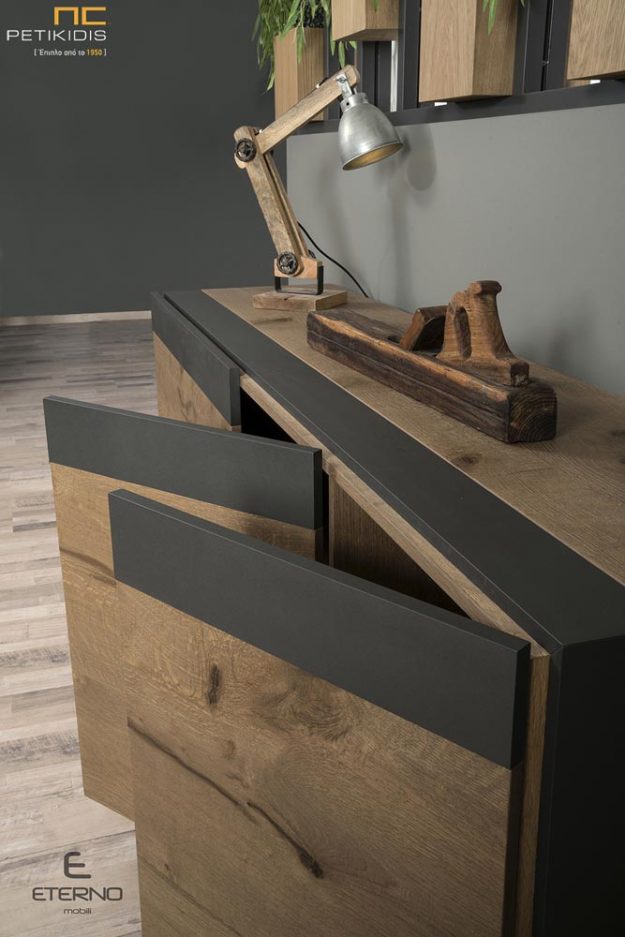 Μπουφές Steel από ξύλο δρυς ρουστίκ και λάκα γκοφρέ. Διαθέτει αρκετά μεγάλη χωρητικότητα αποθήκευσης με τέσσερα ντουλάπια. Λεπτομέρεια ντουλαπιών.