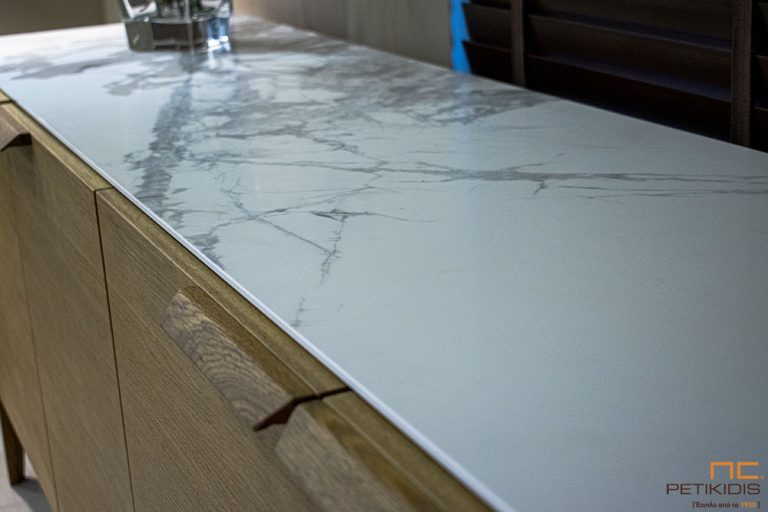 Μπουφέ Berlin με ξύλο δρυς ρουστίκ και κεραμικό υλικό στο καπάκι. Minimal μοντέρνα γραμμή με sixty's διάθεση. Λεπτομέρεια κεραμικού υλικού.