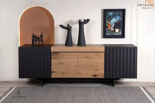 Μπουφέ Desire με συνδυασμό ρουστίκ δρυς και λάκα γκοφρέ. Μοντέρνος σχεδιασμός και άκρως λειτουργικό καθώς εκτός από τα μεγάλα ντουλάπια του διαθέτει ένα έξυπνο επεκτεινόμενο συρτάρι-καπάκι που το μετατρέπει σε γραφείο σαλονιού. Διατίθεται σε μεγάλη ποικιλία χρωμάτων και διαστάσεων.