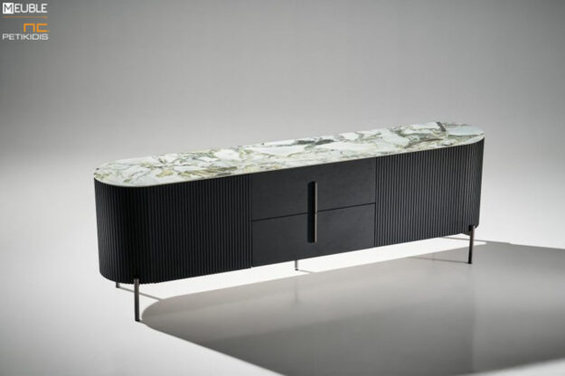 Μπουφές της σειράς Noir από ξύλο δρυς, μεταλλική βάση και κεραμικό καπάκι. Υπάρχει ευελιξία στις επιλογές των χρωμάτων και των υλικών, με οδηγό την αρχιτεκτονική του κάθε χώρου.