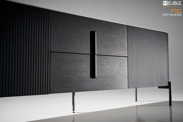 Μπουφές της σειράς Noir από ξύλο δρυς, μεταλλική βάση και κεραμικό καπάκι. Υπάρχει ευελιξία στις επιλογές των χρωμάτων και των υλικών, με οδηγό την αρχιτεκτονική του κάθε χώρου. Λεπτομέρεια.