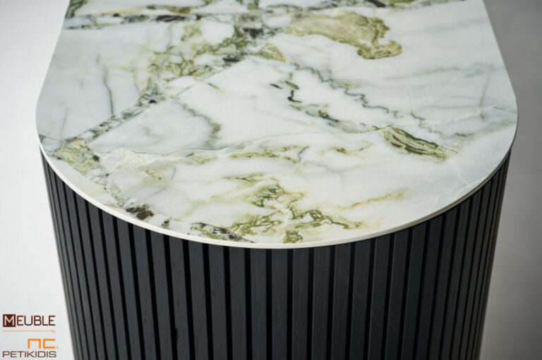 Μπουφές της σειράς Noir από ξύλο δρυς, μεταλλική βάση και κεραμικό καπάκι. Υπάρχει ευελιξία στις επιλογές των χρωμάτων και των υλικών, με οδηγό την αρχιτεκτονική του κάθε χώρου. Λεπτομέρεια.