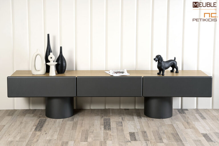 Έπιπλο tv Bliss από ξύλο δρυς και λεπτομέρειες λάκας. Μοντέρνο και minimal, ιδανικό για μεγάλης διάστασης τηλεοράσεις με συρτάρια. Διατίθεται σε μεγάλη ποικιλία διαστάσεων και χρωμάτων by Eterno Mobili.