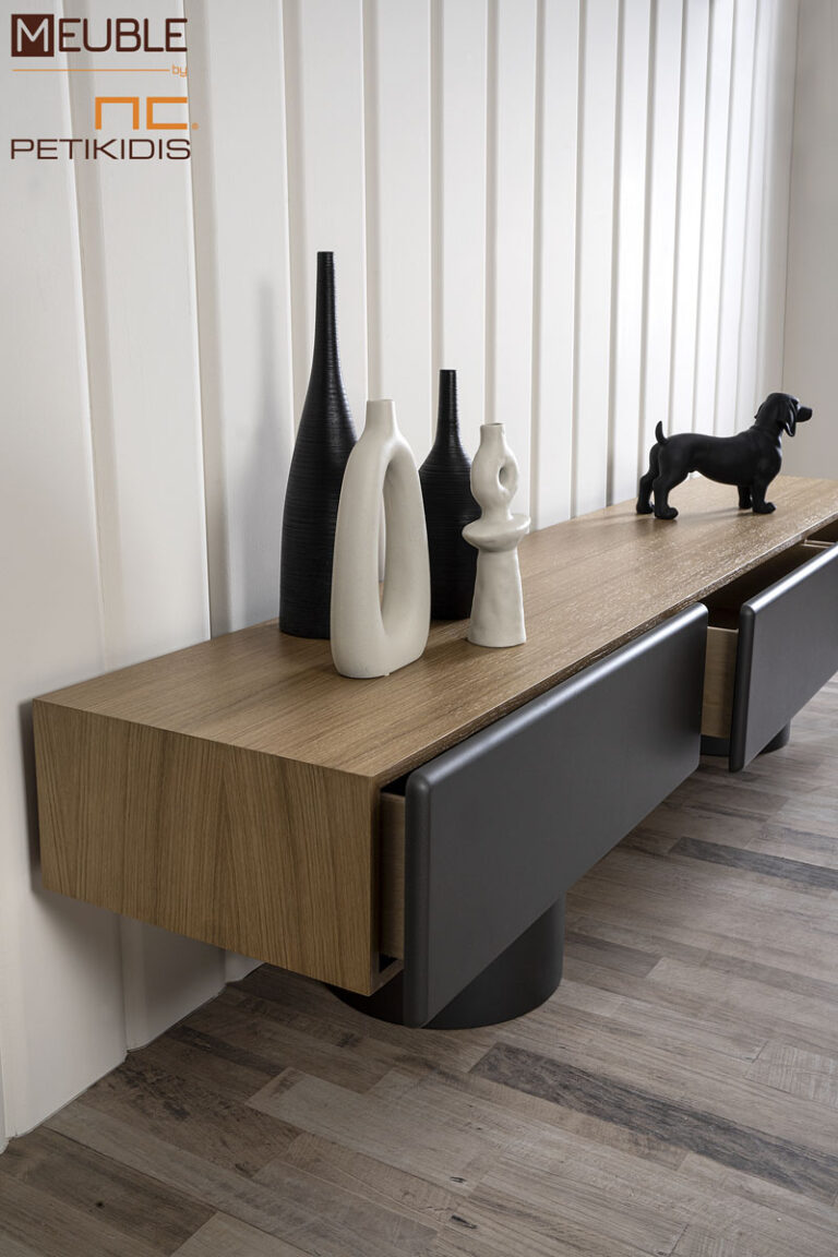 Έπιπλο tv Bliss από ξύλο δρυς και λεπτομέρειες λάκας. Μοντέρνο και minimal, ιδανικό για μεγάλης διάστασης τηλεοράσεις με συρτάρια. Διατίθεται σε μεγάλη ποικιλία διαστάσεων και χρωμάτων by Eterno Mobili.