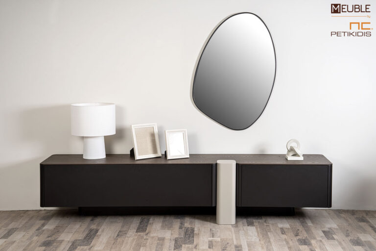 Έπιπλο tv Cloud από ξύλο δρυς και λεπτομέρειες λάκας. Μοντέρνο και minimal, ιδανικό για μεγάλης διάστασης τηλεοράσεις με συρτάρια. Διατίθεται σε μεγάλη ποικιλία διαστάσεων και χρωμάτων by Eterno Mobili.