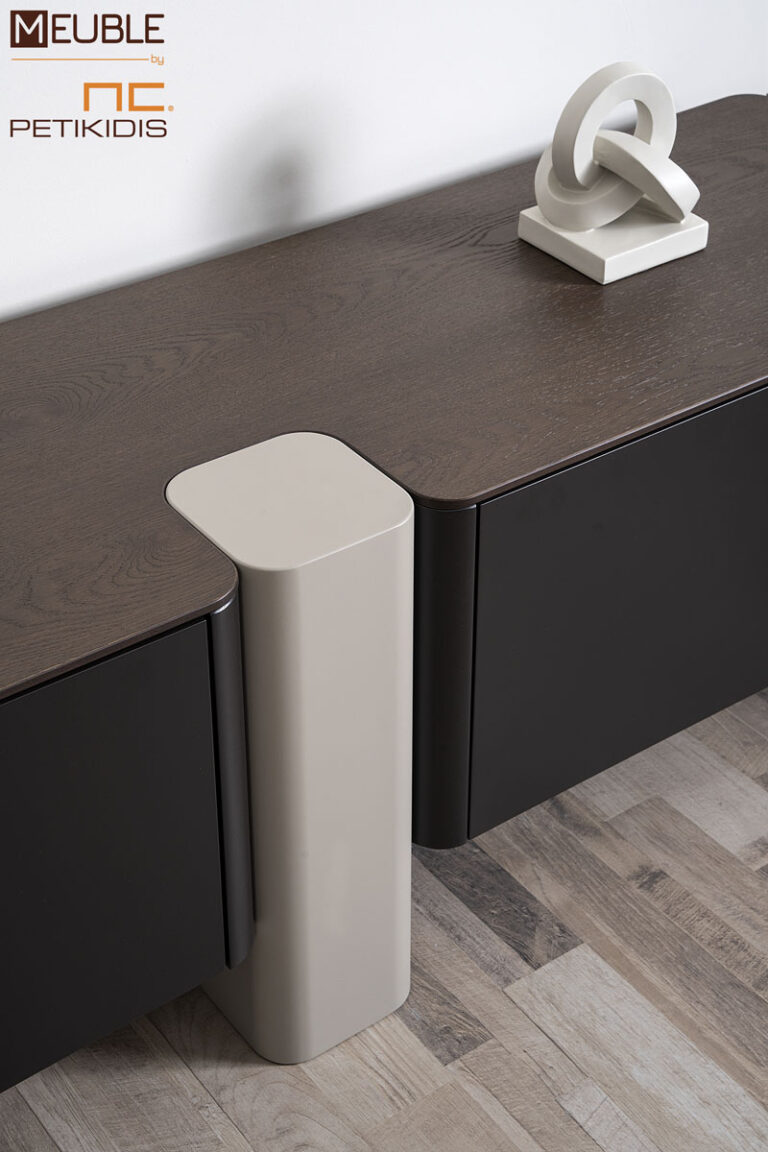 Έπιπλο tv Cloud από ξύλο δρυς και λεπτομέρειες λάκας. Μοντέρνο και minimal, ιδανικό για μεγάλης διάστασης τηλεοράσεις με συρτάρια. Διατίθεται σε μεγάλη ποικιλία διαστάσεων και χρωμάτων by Eterno Mobili.