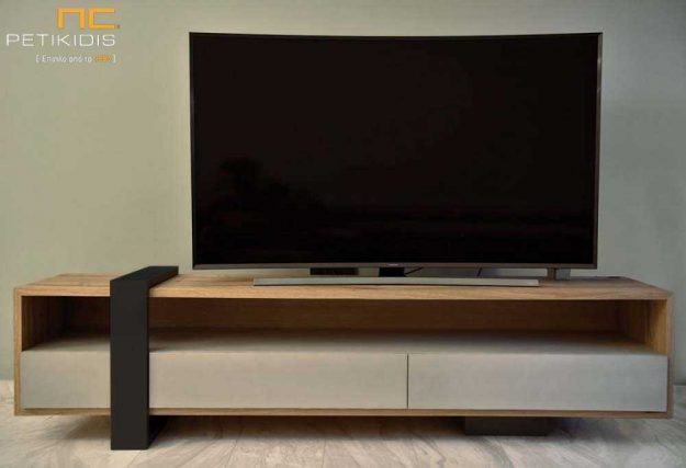 Έπιπλο τηλεόρασης Cube σε ξύλο ρουστίκ δρυς και λάκα με διακοσμητικό μέταλλο.