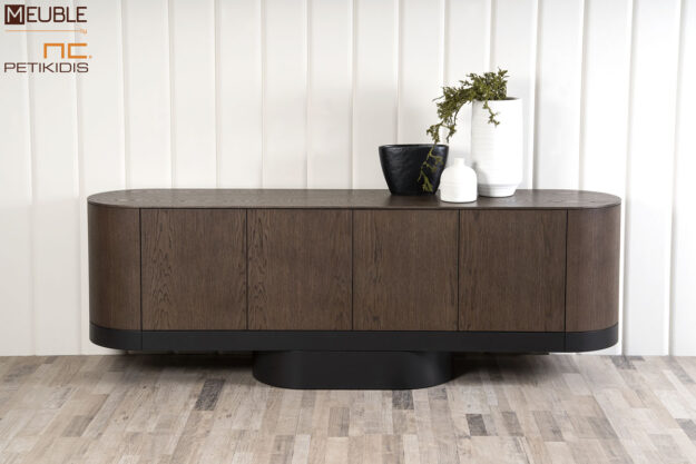 Μπουφέ Bliss από ξύλο δρυς και λεπτομέρειες λάκας. Διατίθεται σε μεγάλη ποικιλία χρωμάτων και διαστάσεων by Eterno Mobili.