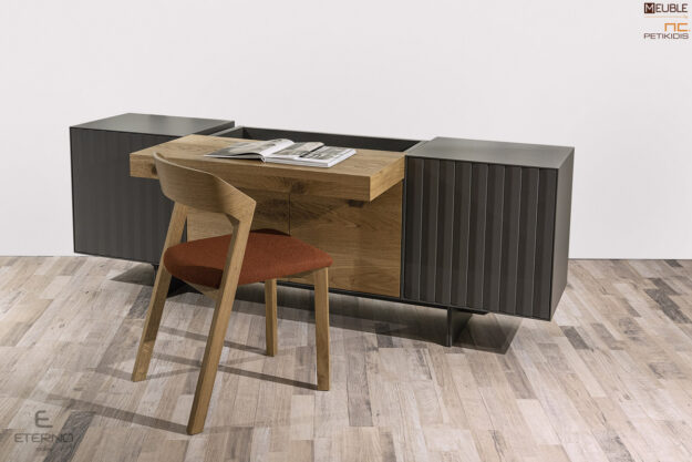 Μπουφές Desire με τέσσερις πόρτες και ένα συρτάρι που τον μετατρέπει σε γραφείο. Μοντέρνος και εντυπωσιακός σχεδιασμός κατασκευασμένος από φυσικό ξύλο ρουστίκ δρυς και γκοφρέ λάκα. Καρέκλα Happy από δρυς με ύφασμα στο κάθισμά της.