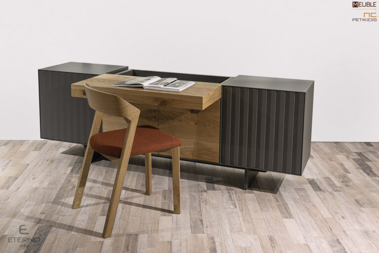 Μπουφές Desire με τέσσερις πόρτες και ένα συρτάρι που τον μετατρέπει σε γραφείο. Μοντέρνος και εντυπωσιακός σχεδιασμός κατασκευασμένος από φυσικό ξύλο ρουστίκ δρυς και γκοφρέ λάκα. Καρέκλα Happy από δρυς με ύφασμα στο κάθισμά της.