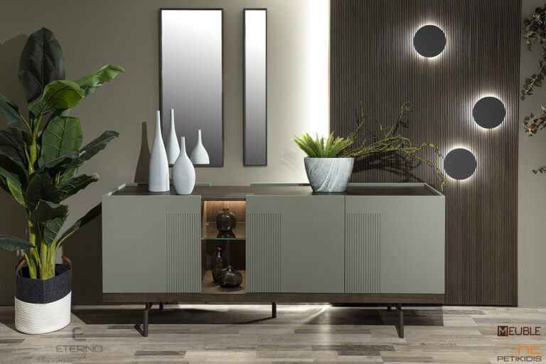 Μπουφές Icon με εντυπωσιακό design διαθέτει τρείς πόρτες σε λάκα, σώμα από ξύλο δρυς, μεταλλικά πόδια και φωτιζόμενη βιτρίνα. Διατίθεται σε πολλά χρώματα.