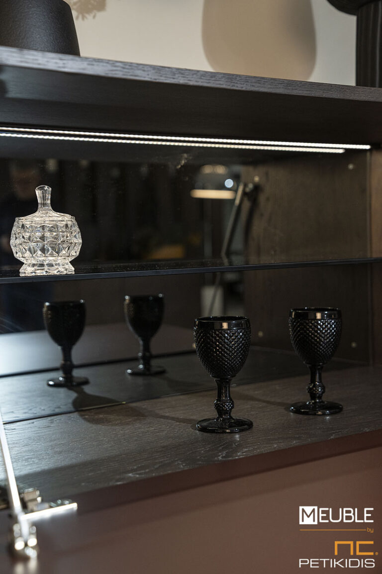 Μπουφέ-Bar Loft με ιδιαίτερο σχεδιασμό. Ιδανικό για μικρούς χώρους καθώς ο αποθηκευτικός του χώρος είναι καθ' ύψος. Διαθέτει ντουλάπι, εμφανές ράφι και ντουλάπι bar. Συνδυάζει τη λάκα με κεραμικό με απόλυτη αρμονία και διατίθεται σε μεγάλη ποικιλία χρωμάτων και διαστάσεων. Διαθέτει προαιρετικό φωτισμό.