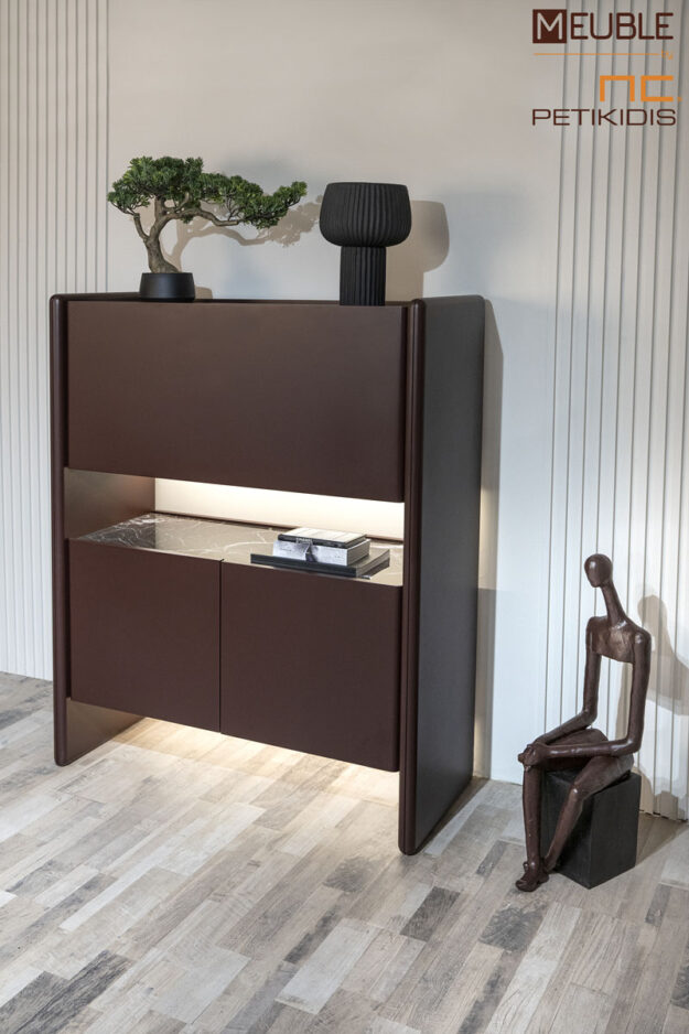 Μπουφέ-Bar Loft με ιδιαίτερο σχεδιασμό. Ιδανικό για μικρούς χώρους καθώς ο αποθηκευτικός του χώρος είναι καθ' ύψος. Διαθέτει ντουλάπι, εμφανές ράφι και ντουλάπι bar. Συνδυάζει τη λάκα με κεραμικό με απόλυτη αρμονία και διατίθεται σε μεγάλη ποικιλία χρωμάτων και διαστάσεων. Διαθέτει προαιρετικό φωτισμό.