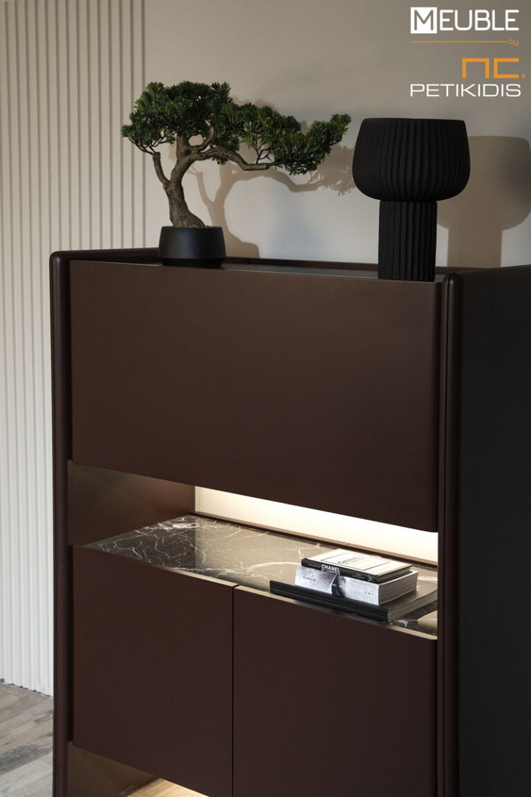 Μπουφέ-Bar Loft με ιδιαίτερο σχεδιασμό. Ιδανικό για μικρούς χώρους καθώς ο αποθηκευτικός του χώρος είναι καθ' ύψος. Διαθέτει ντουλάπι, εμφανές ράφι και ντουλάπι bar. Συνδυάζει τη λάκα με κεραμικό με απόλυτη αρμονία και διατίθεται σε μεγάλη ποικιλία χρωμάτων και διαστάσεων. Διαθέτει προαιρετικό φωτισμό.