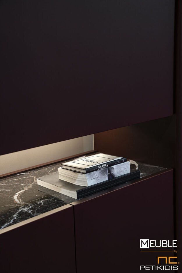 Μπουφέ-Bar Loft με ιδιαίτερο σχεδιασμό. Ιδανικό για μικρούς χώρους καθώς ο αποθηκευτικός του χώρος είναι καθ' ύψος. Διαθέτει ντουλάπι, εμφανές ράφι και ντουλάπι bar. Συνδυάζει τη λάκα με κεραμικό με απόλυτη αρμονία και διατίθεται σε μεγάλη ποικιλία χρωμάτων και διαστάσεων. Διαθέτει προαιρετικό φωτισμό.