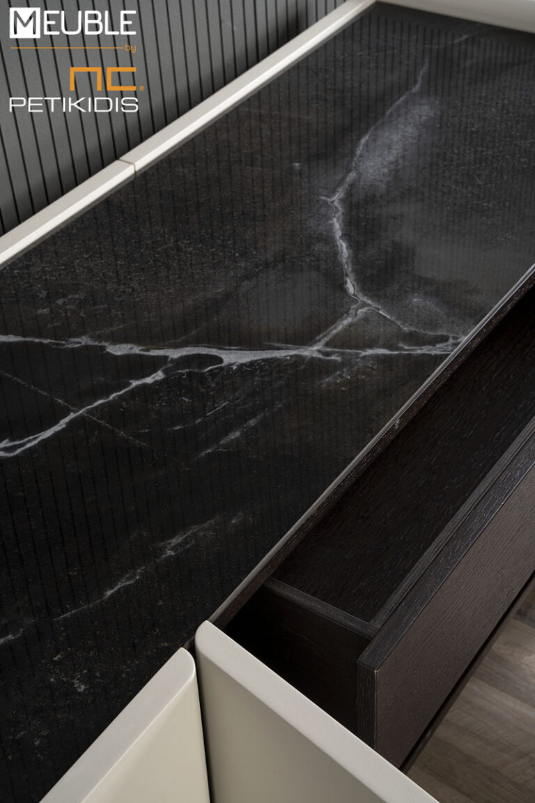 Μπουφέ Loft με δύο μεγάλα ντουλάπια για αποθήκευση. Συνδυάζει τη λάκα με κεραμικό με απόλυτη αρμονία και διατίθεται σε μεγάλη ποικιλία χρωμάτων και διαστάσεων.