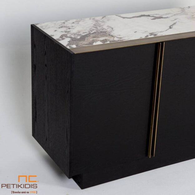 Μπουφέ Paolo από ξύλο δρυς και καπάκι με κεραμικό υλικό μαζί με λεπτομέρειες μετάλλου σε μπρονζέ απόχρωση.Τα δύο μεγάλα ντουλάπια δίνουν μεγάλη δυνατότητα αποθήκευσης. Μοντέρνος και minimal δίνει μια elegant αισθητική. Διατίθεται σε μεγάλη ποικιλία χρωμάτων και διαστάσεων.