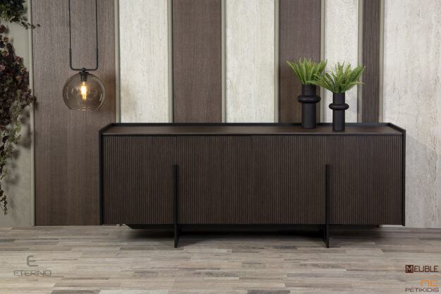 Ο μπουφές Smooth με τις γραμμωτές λεπτομέρειες και την επιφάνεια από ξύλο δρυ θα σας δημιουργήσει έναν χώρο που θα εκπέμπει πολυτέλεια και κομψότητα