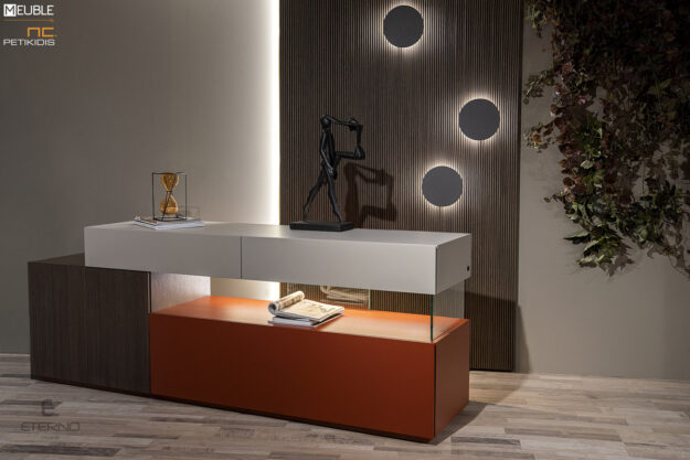 Ο μπουφές Τhink αποτελεί μια ιδανική λύση για τον χώρο της τραπεζαρίας συνδυάζοντας την λειτουργικότητα με το μοντέρνο design. Διαθέτει τρεις πόρτες και δύο συρτάρια καθώς και έξτρα φωτισμό. Τα υλικά κατασκευής του είναι το ξύλο δρυς, η ματ λάκα και ένα γυάλινο στοιχείο.