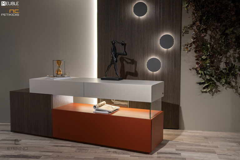 Ο μπουφές Τhink αποτελεί μια ιδανική λύση για τον χώρο της τραπεζαρίας συνδυάζοντας την λειτουργικότητα με το μοντέρνο design. Διαθέτει τρεις πόρτες και δύο συρτάρια καθώς και έξτρα φωτισμό. Τα υλικά κατασκευής του είναι το ξύλο δρυς, η ματ λάκα και ένα γυάλινο στοιχείο.