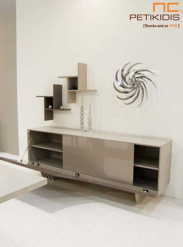 Κλασική Τραπεζαρία Μπουφές Notos.Είναι από ξύλο δρυς και γυαλιστερή λάκα. Έχει δύο μεγάλα ντουλάπια για αποθήκευση και η μία πόρτα είναι ανοιγόμενη και η άλλη συρόμενη. Λεπτομέρεια ντουλαπιών.