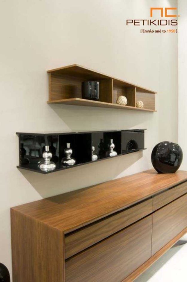 Κλασική Τραπεζαρία Μπουφές Max από ξύλο καρυδιάς και λεπτομέρειες λάκας και λεπτομέρειες διακοσμητικών ραφιών.