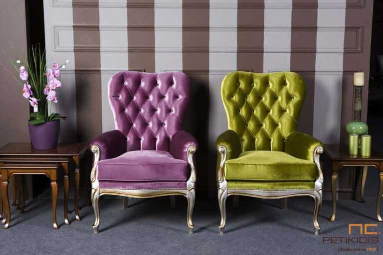 Πολυθρόνα Anita σε νεοκλασικό αλλά και ποπ ύφος με καπιτονέ πλάτη. Τα πόδια είναι από ξύλο οξιάς σε πατίνα. Ύφασμα μοβ και λαχανί βελούδο.