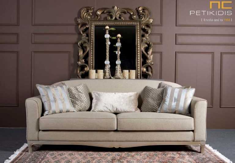 Σαλόνι Deco σε νεοκλασικό ύφος με εμφανές το ξύλο της βάσης σε πατίνα. Ύφασμα μονόχρωμο αλέκιαστο αδιάβροχο σε νπέζ χρωματισμούς και διακοσμητικά μαξιλάρια μονόχρωμα και ρίγα στους ίδιους τόνους.