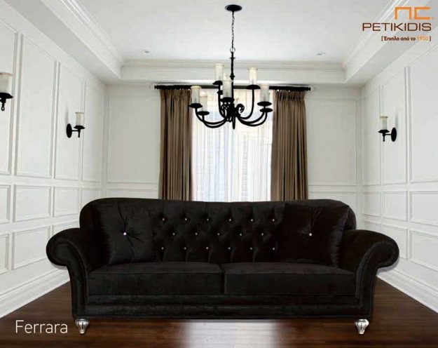 Κλασικό Σαλόνι Σαλόνι Ferrara σε κλασικό ύφος με καπιτονέ πλάτη και στρογγυλά μπράτσα. Το ύφασμα είναι μαύρο αδιάβροχο βελούδο.