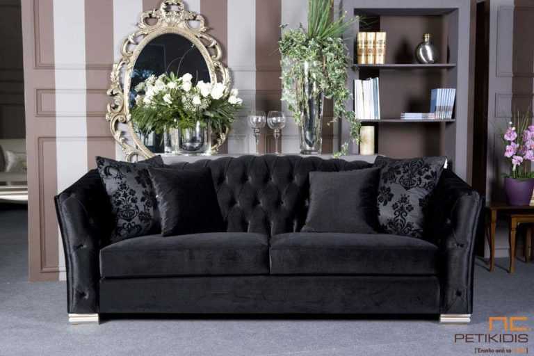 Σαλόνι Diva σε κλασικό ύφος με καπιτονέ πλάτη και μπράτσα.Ύφασμα βελούδο μαύρο και διακοσμητικά μαξιλάρια με λουλούδια.