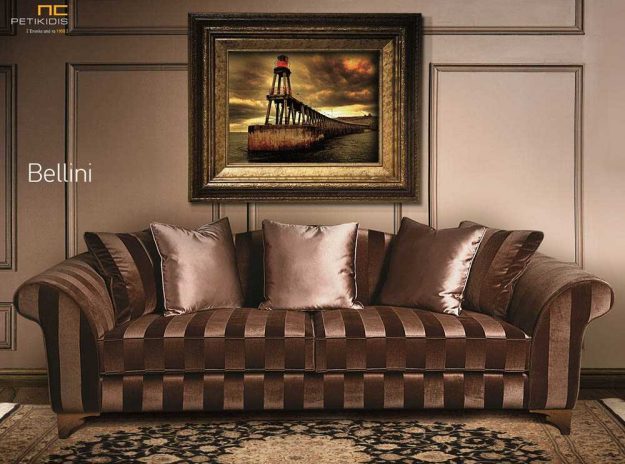 Κλασικό Σαλόνι Σαλόνι Bellini σε νεοκλασικό ύφος με στρογγυλά μπράτσα και πεταχτά μαξιλάρια πλάτης. Ύφασμα καφέ βελούδο με ρίγες.