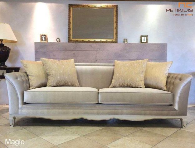 Κλασικό Σαλόνι Σαλόνι Magic σε νεοκλασικό ύφος με καπιτονέ στο εσωτερικό σημείο των μπράτσων. Η βάση είναι με εμφανές ξύλο σε πατίνα και έχει βελούδινο ύφασμα αδιάβροχο σε εκρού αποχρώσεις.