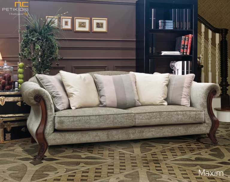 Σαλόνι Maxim σε κλασικό ύφος με εμφανή ξύλο οξιάς στα μπράτσα. Διαθέτει πεταχτά μαξιλάρια στην πλάτη. Ύφασμα βελούδο στη βάση σε εκρού αποχρώσεις.