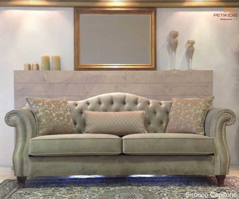 Σαλόνι Sirocco σε κλασικό ύφος με καπιτονέ πλάτη, στρογγυλά μπράτσα και ύφασμα βελούδο αδιάβροχο σε εκρού χρώμα.