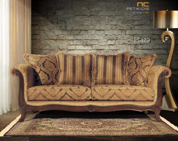 Κλασικό Σαλόνι Σαλόνι Plazza σε κλασικό ύφος με εμφανές το ξύλο στα μπράτσα και στη βάση.