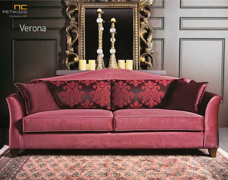 Σαλόνι Verona σε κλασσικό ύφος. Το ύφασμα είναι αδιάβροχο βελούδο σε κόκκινες αποχρώσεις και τα μαξιλάρια της πλάτης είναι συνδυασμένα με λουλούδια στην ίδια χρωματική παλέτα.