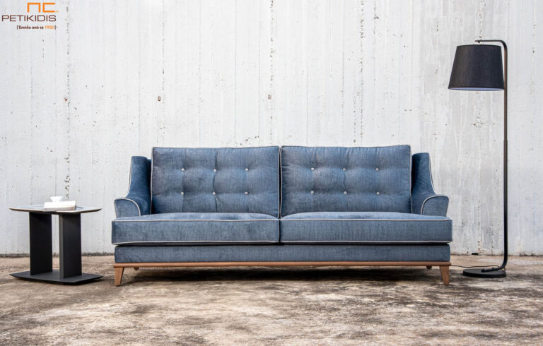 Καναπές Tango. Νεοκλασικό ύφος με καπιτονέ στο μαξιλάρι της πλάτης και ξύλινη βάση. Το βελούδινο γκρι ύφασμα διατίθεται σε μεγάλη ποικιλία χρωμάτων. Παράγεται σε πολλές διαστάσεις.