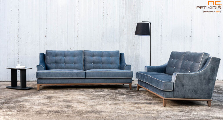 Σαλόνι Tango σε συνδυασμό διθέσιου και τριθέσιου καναπέ. Νεοκλασικό ύφος με καπιτονέ στο μαξιλάρι της πλάτης και ξύλινη βάση. Το βελούδινο γκρι ύφασμα διατίθεται σε μεγάλη ποικιλία χρωμάτων.