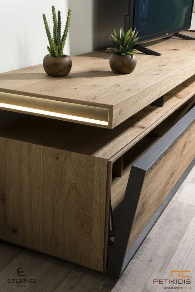 Σύνθεση Albero από ξύλο δρυς ρουστίκ με λεπτομέρειες από λάκα. Ιδιαίτερο χαρακτηριστικό η δυνατότητα φωτισμού στην βάση της τηλεόρασης σε ειδικά σχεδιασμένες σκοτίες. Λεπτομέρεια φωτισμού.