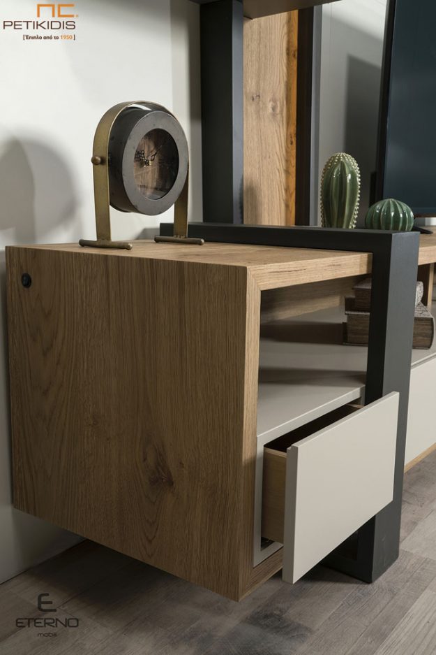 Σύνθεση Cube από ξύλο δρυς ρουστίκ και λεπτομέρειες από λάκα με εμφανές ένα μεταλλικό πόδι. Λεπτομέρεια βάσης για την τηλεόραση.