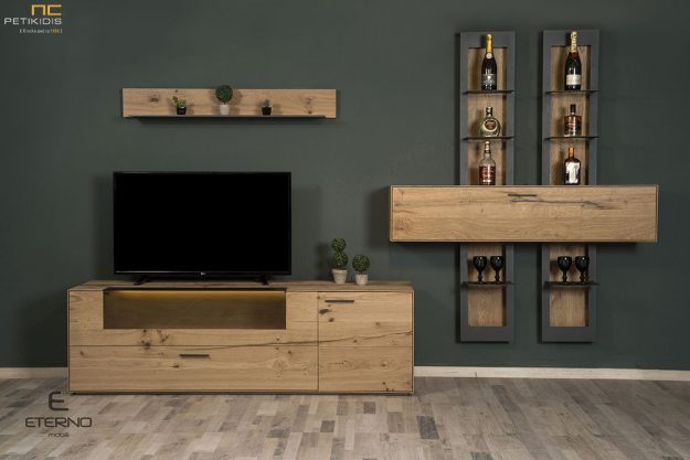 Σύνθεση Free από ξύλο δρυς ρουστίκ με μικρές λεπτομέρειες από λάκα. Έντονο είναι το στοιχείο του μετάλλου από το οποίο είναι κατασκευασμένα τα κάθετα ράφια. Η βάση της τηλεόρασης διαθέτει μοναδικό σχεδιασμό με το συνδυασμό ξύλου και γυαλιού με τη δημιουργία βιτρίνας .