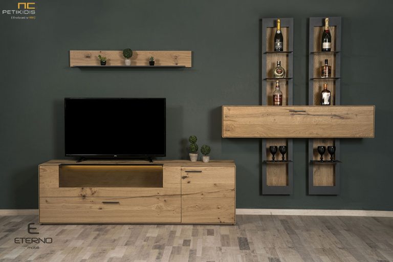 Σύνθεση Free από ξύλο δρυς ρουστίκ με μικρές λεπτομέρειες από λάκα. Έντονο είναι το στοιχείο του μετάλλου από το οποίο είναι κατασκευασμένα τα κάθετα ράφια. Η βάση της τηλεόρασης διαθέτει μοναδικό σχεδιασμό με το συνδυασμό ξύλου και γυαλιού με τη δημιουργία βιτρίνας .