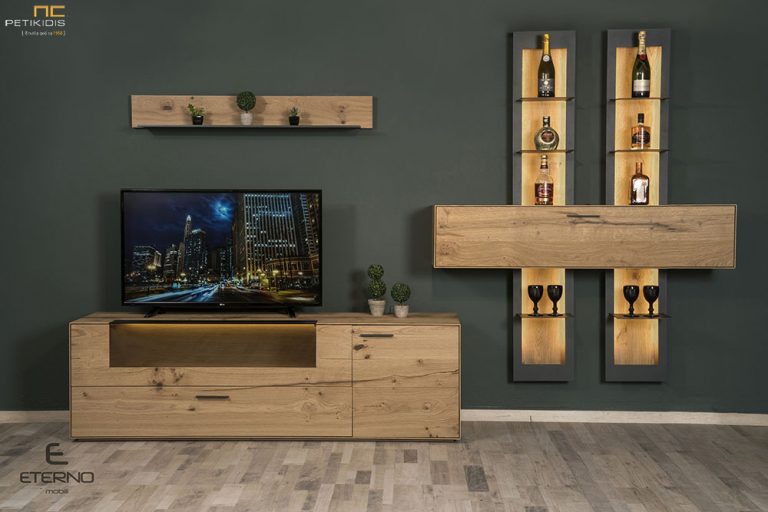 Σύνθεση Free από ξύλο δρυς ρουστίκ με μικρές λεπτομέρειες από λάκα. Έντονο είναι το στοιχείο του μετάλλου από το οποίο είναι κατασκευασμένα τα κάθετα ράφια. Η βάση της τηλεόρασης διαθέτει μοναδικό σχεδιασμό με το συνδυασμό ξύλου και γυαλιού με τη δημιουργία βιτρίνας . Υπάρχει η δυνατότητα επιλογής φωτισμού.