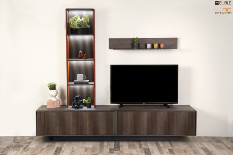 Σύνθεση τοίχου Icon. Κατασκευασμένη από ξύλο δρυς σε συνδυασμό με λάκα και extra φωτισμό με Dimmer. Μίνιμαλ και εντυπωσιακός σχεδιασμός. Διατίθεται σε ποικιλία χρωμάτων και διαστάσεων.