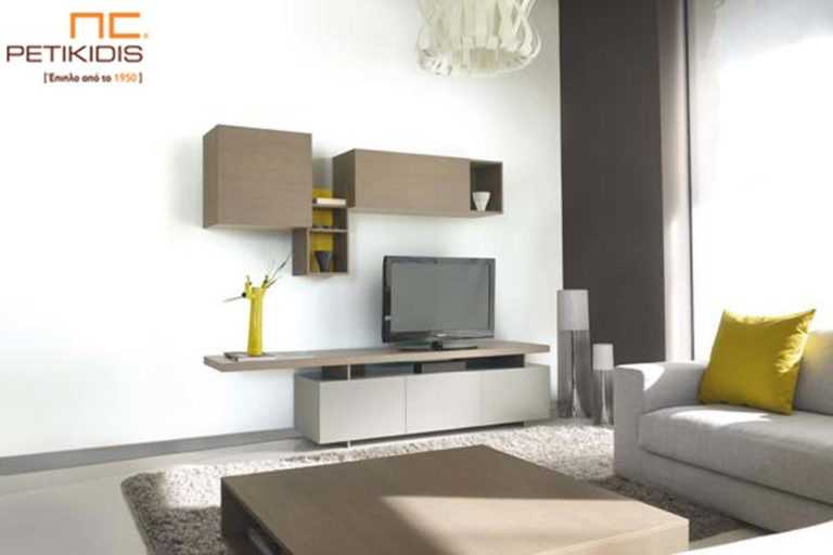 Σύνθεση Point από ξύλο δρυς και λάκα. Ιδιαίτερο χαρακτηριστικό η ασύμμετρη βάση της τηλεόρασης.