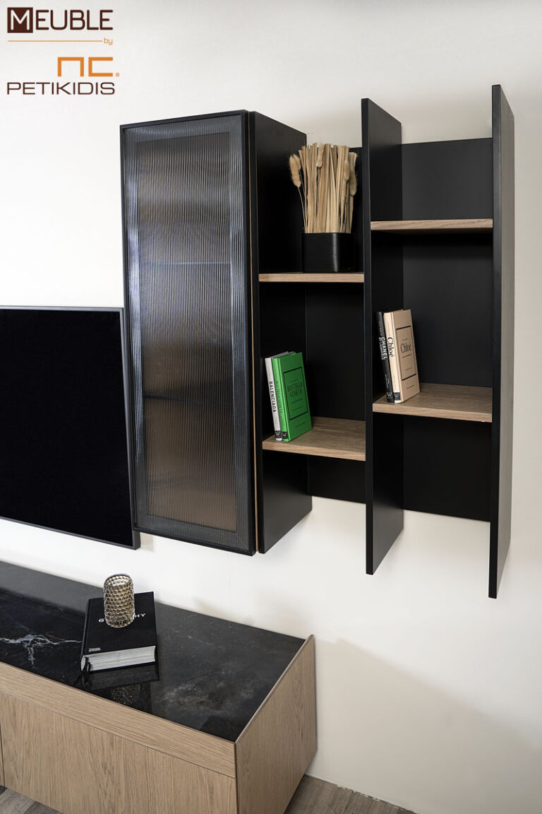 Σύνθεση Loft από ξύλο δρυς, λεπτομέρειες λάκας, κεραμικό και πορτάκι από γυαλί. Ιδανικό για μεγάλες τηλεοράσεις. Μοντέρνο και minimal style με αποθηκευτικούς χώρους, ραφιέρα και βιτρίνα by Eterno Mobili.